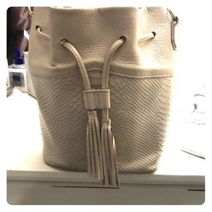 Gigi New York leather bucket bag